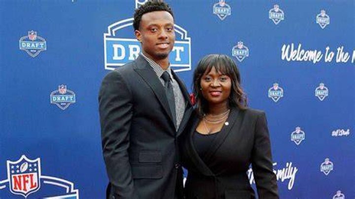 Eli Apple relationship status is single as of late 2022